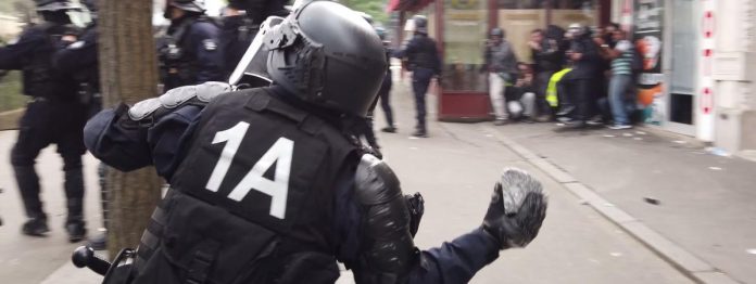1er-Mai : un policier jette un pavé sur des manifestants (Vidéo)