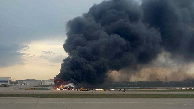 Avion en feu à l'aéroport de Moscou: le bilan passe à 41 morts