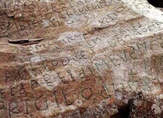 Finistère: une récompense pour déchiffrer l’inscription mystérieuse Finistère: une récompense pour déchiffrer l'inscription mystérieuse
