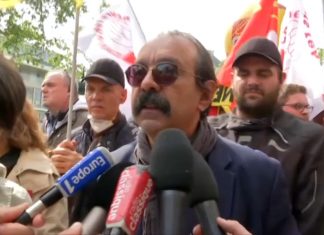 Philippe Martinez brièvement exfiltré de la manifestation du 1er-Mai (Vidéo) Philippe Martinez brièvement exfiltré de la manifestation du 1er-Mai (Vidéo)