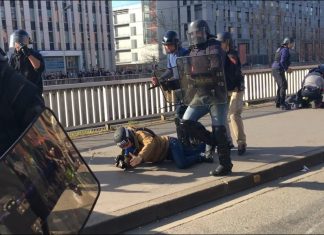 Plus de 300 journalistes dénoncent les violences policières (détail) Plus de 300 journalistes dénoncent les violences policières (détail)