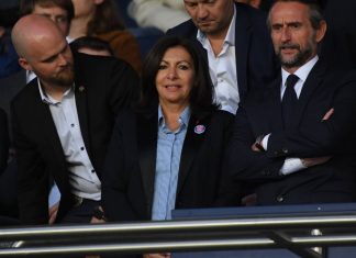 Anne Hidalgo met un coup de pression à Neymar (détail) Anne Hidalgo met un coup de pression à Neymar (détail)