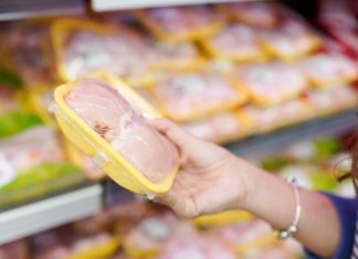 Des poulets gorgés d’eau vendus à des associations caritatives (détail) Des poulets gorgés d'eau vendus à des associations caritatives (détail)