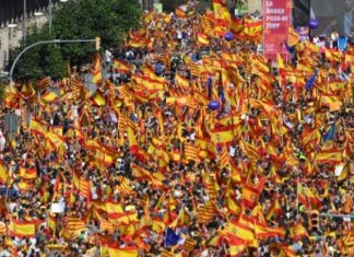 Barcelone : Rassemblement contre l’indépendance sur la place Saint-Jacques Barcelone : Rassemblement contre l'indépendance sur la place Saint-Jacques