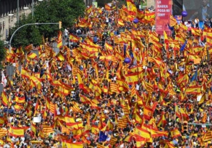 Barcelone : Rassemblement contre l'indépendance sur la place Saint-Jacques