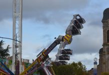 Firminy : La proximité des manèges pointée du doigt (détail) Firminy : La proximité des manèges pointée du doigt (détail)