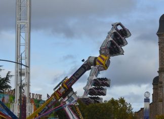 Firminy : La proximité des manèges pointée du doigt (détail) Firminy : La proximité des manèges pointée du doigt (détail)