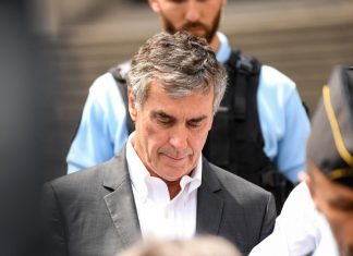 Jérôme Cahuzac autorisé à pratiquer la médecine à l’hôpital de Bonifacio (détail) Jérôme Cahuzac autorisé à pratiquer la médecine à l'hôpital de Bonifacio (détail)