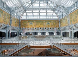 A la Samaritaine, LVMH veut séduire les touristes (détail) A la Samaritaine, LVMH veut séduire les touristes (détail)