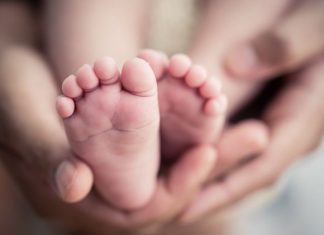Bébés sans bras : Une enquête préliminaire ouverte (détail) Bébés sans bras : Une enquête préliminaire ouverte (détail)