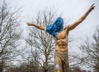 Des supporters de Malmö vandalisent la statue de Zlatan (détail) Des supporters de Malmö vandalisent la statue de Zlatan (détail)