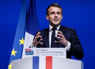 Emmanuel Macron face au Congrès des maires de France (détail) Emmanuel Macron face au Congrès des maires de France (détail)