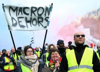 Emmanuel Macron sur l’anniversaire des Gilets jaunes (détail) Emmanuel Macron sur l'anniversaire des Gilets jaunes (détail)