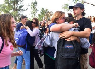 Fusillade dans un lycée à Los Angeles : Un mort et plusieurs blessés (détail) Fusillade dans un lycée à Los Angeles : Un mort et plusieurs blessés (détail)