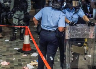 Hong Kong : Une attaque au couteau fait 5 blessés (détail) Hong Kong : Une attaque au couteau fait 5 blessés (détail)