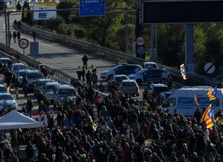 L’autoroute entre l’Espagne et la France bloquée par des manifestants L'autoroute entre l'Espagne et la France bloquée par des manifestants