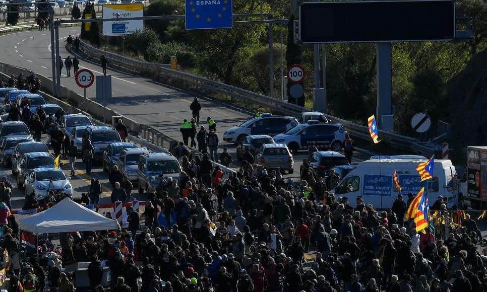 L'autoroute entre l'Espagne et la France bloquée par des manifestants