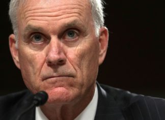 Le chef de l’US Navy quitte son poste (détail) Le chef de l'US Navy quitte son poste (détail)