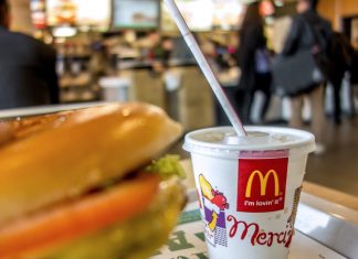 McDonald’s bannit les pailles en plastique (détail) McDonald's bannit les pailles en plastique (détail)