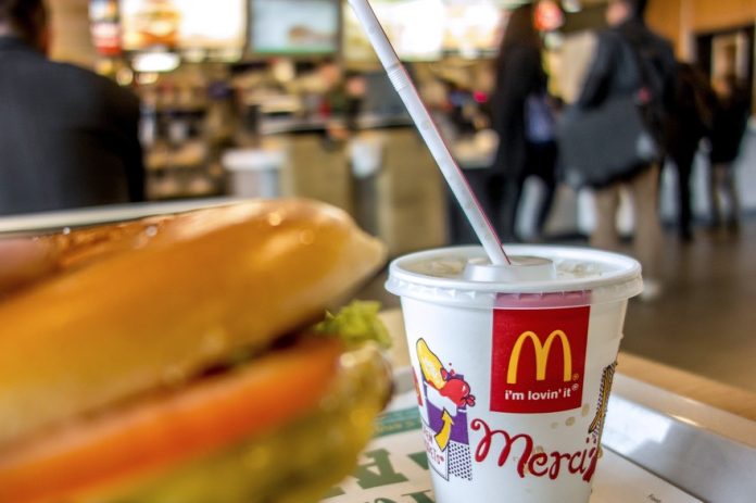McDonald's bannit les pailles en plastique (détail)