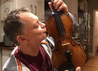 Un violon de 310 ans oublié dans un train retrouvé (détail) Un violon de 310 ans oublié dans un train retrouvé (détail)