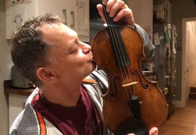 Un violon de 310 ans oublié dans un train retrouvé (détail)