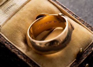 Une bague d’Oscar Wilde volée il y a 20 ans retrouvée par un expert d’art Une bague d'Oscar Wilde volée il y a 20 ans retrouvée par un expert d'art