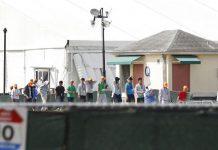 Des migrants mexicains découragés quittent le camp Des migrants mexicains découragés quittent le camp