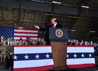 Donald Trump acte la création d’une force de l’Espace américaine (détail) Donald Trump acte la création d'une force de l'Espace américaine (détail)