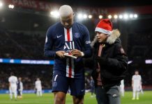 En plein PSG-Amiens, Kylian Mbappé signe un autographe (Vidéo) En plein PSG-Amiens, Kylian Mbappé signe un autographe (Vidéo)