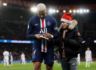 En plein PSG-Amiens, Kylian Mbappé signe un autographe (Vidéo) En plein PSG-Amiens, Kylian Mbappé signe un autographe (Vidéo)
