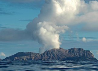 Eruption d’un volcan en Nouvelle-Zélande : cinq morts et une vingtaine de blessés Eruption d'un volcan en Nouvelle-Zélande : cinq morts et une vingtaine de blessés