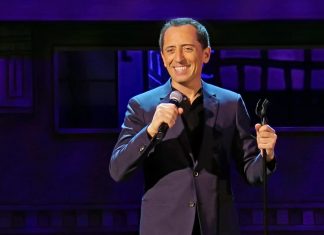 Gad Elmaleh de retour sur scène en 2020 (détail) Gad Elmaleh de retour sur scène en 2020 (détail)