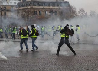 Gilets jaunes : brefs incidents à Paris pour l’acte LVI (détail) Gilets jaunes : brefs incidents à Paris pour l'acte LVI (détail)