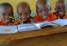Kenya : Une pilule miracle contre l’absentéisme à l’école (détail) Kenya : Une pilule miracle contre l'absentéisme à l'école (détail)