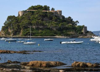 Le couple Macron passe les fêtes de fin d’année au fort de Brégançon Le couple Macron passe les fêtes de fin d'année au fort de Brégançon