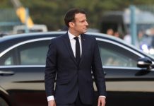 Macron renonce à sa retraite de président (détail) Macron renonce à sa retraite de président (détail)
