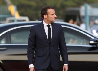 Macron renonce à sa retraite de président (détail) Macron renonce à sa retraite de président (détail)