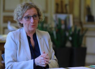 Muriel Pénicaud annonce une hausse du Smic à 15 euros (détail) Muriel Pénicaud annonce une hausse du Smic à 15 euros (détail)