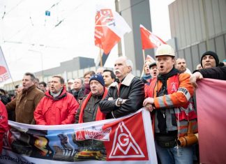 Thyssenkrupp: Manifestation contre les suppressions d’emplois (détail) Thyssenkrupp: Manifestation contre les suppressions d'emplois (détail)