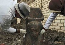 Un buste de Ramsès II découvert près de Guizeh, au sud du Caire Un buste de Ramsès II découvert près de Guizeh, au sud du Caire