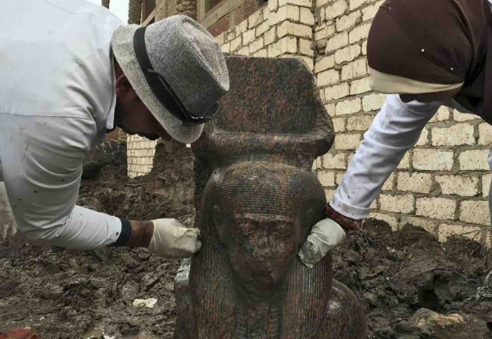 Un buste de Ramsès II découvert près de Guizeh, au sud du Caire