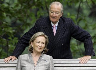 Albert II de Belgique reconnaît publiquement sa fille illégitime (détail) Albert II de Belgique reconnaît publiquement sa fille illégitime (détail)