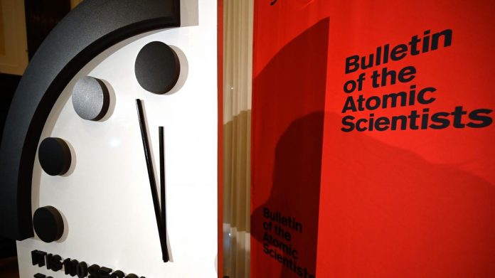 Horloge de l'Apocalypse : 100 secondes avant la fin du monde (détail)