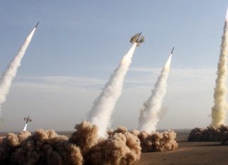 Irak: Huit roquettes tirées sur une base abritant des soldats (détail) Irak: Huit roquettes tirées sur une base abritant des soldats (détail)