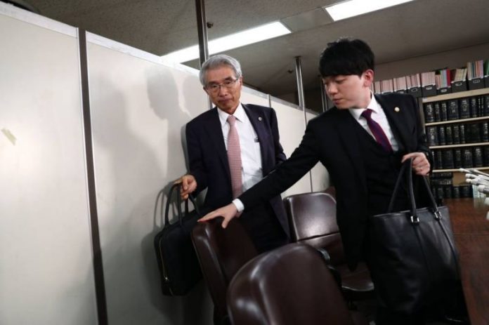 Les avocats japonais de Carlos Ghosn jettent l'éponge