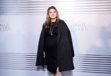 Louane officialise sa grossesse sur le tapis rouge (Vidéo) Louane officialise sa grossesse sur le tapis rouge (Vidéo)