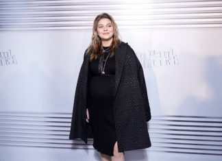 Louane officialise sa grossesse sur le tapis rouge (Vidéo) Louane officialise sa grossesse sur le tapis rouge (Vidéo)