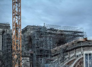 Notre-Dame « toujours en péril » (détail) Notre-Dame « toujours en péril » (détail)