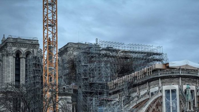 Notre-Dame « toujours en péril » (détail)